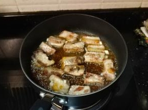 倒入混合调料（想要上色可加入少许老抽）