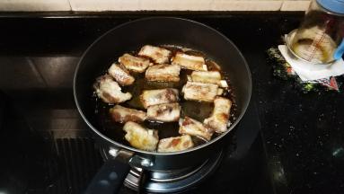 再倒入半碗水，转中小火焖20分钟