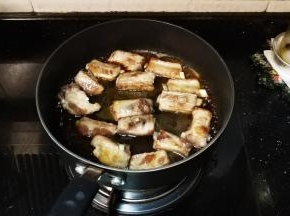 再倒入半碗水，转中小火焖20分钟