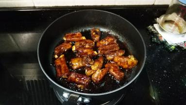 最后开大火收汁，有糖焦浓汁的效果最好