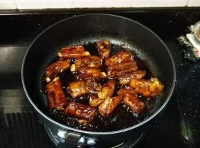 最后开大火收汁，有糖焦浓汁的效果最好