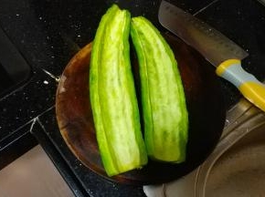 对半切开，去掉籽