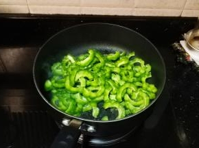 锅里放入苦瓜炒匀
