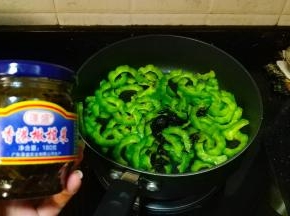 放入橄榄菜、糖翻炒至熟透