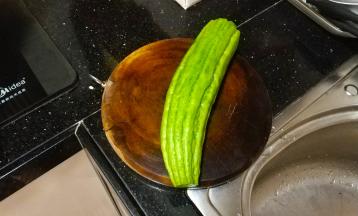 苦瓜洗净对半
