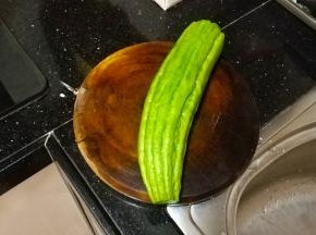 苦瓜洗净对半
