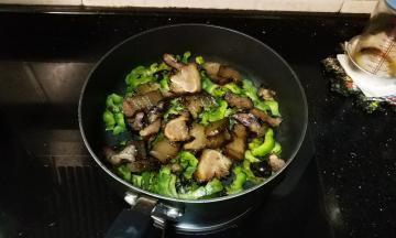 倒入熏肉炒均匀即可