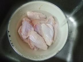 将解冻后的鸡翅清洗干净