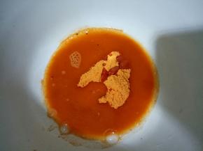 倒入35克的清水，搅拌均匀