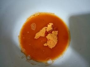 倒入35克的清水，搅拌均匀