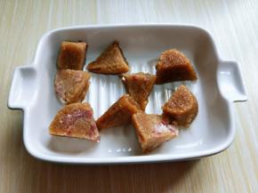 将粽子切小块。