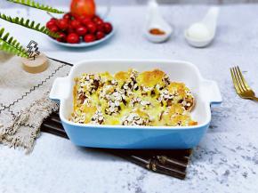 戴上隔热手套取出烤盘。