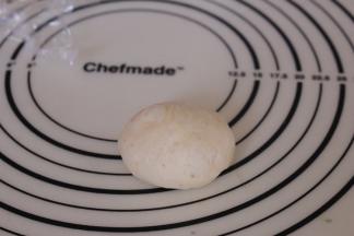 松弛好的面团再次排气