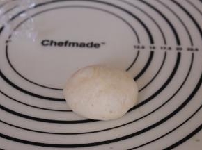 松弛好的面团再次排气