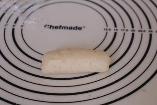 自上而下卷起捏紧收边