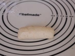 自上而下卷起捏紧收边