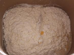 称量好所有材料备用，把除黄油以外的其他材料放入面包机中揉成光滑的面团