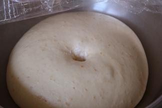 揉好的面团室温发酵，大约1小时左右用手指蘸面粉戳洞不回缩即为发酵完成