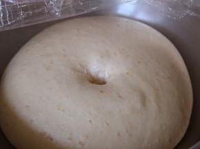 揉好的面团室温发酵，大约1小时左右用手指蘸面粉戳洞不回缩即为发酵完成