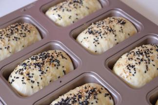 撒入适量的黑白芝麻