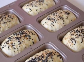 撒入适量的黑白芝麻