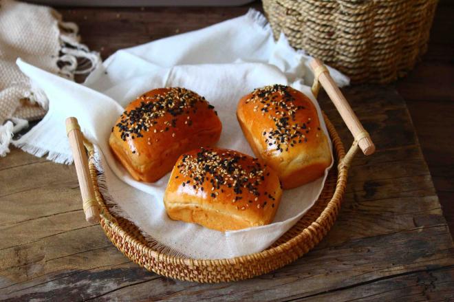 肉松沙拉面包卷