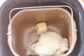 加入黄油继续揉至完全阶段，用手可以拉出大片薄膜即可