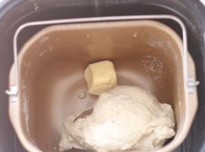 加入黄油继续揉至完全阶段，用手可以拉出大片薄膜即可