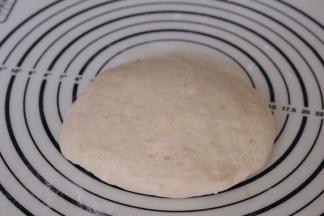 发酵好的面团排气