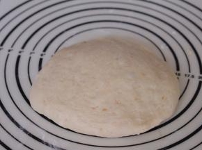 发酵好的面团排气