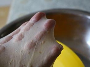 用手可以拉出薄膜即可