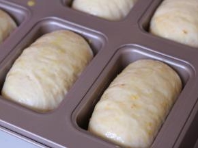 二次发酵完成表面刷蛋液