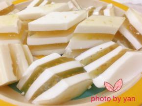 盘子倒扣用热毛巾捂几分钟脱模，切块即可。吃的时候再浇上适量桂花酱。