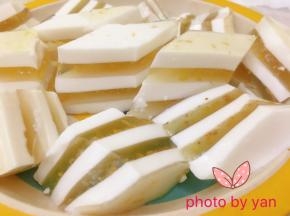 盘子倒扣用热毛巾捂几分钟脱模，切块即可。吃的时候再浇上适量桂花酱。