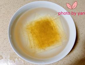 吉利丁片分两个碗用冰水泡软。