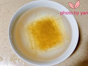吉利丁片分两个碗用冰水泡软。