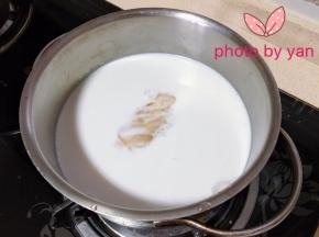 椰汁液：椰浆+纯牛奶+细砂糖放锅里加热至糖融化，放入20g泡软的吉利丁片，搅拌至吉利丁片融化。