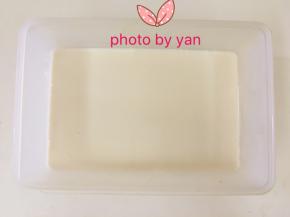 倒入160g椰汁液，放入冰箱冷藏30分钟。