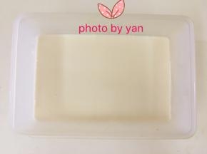 倒入160g椰汁液，放入冰箱冷藏30分钟。