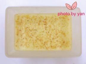 继续倒入160g桂花液，放入冰箱冷藏30分钟。第四、五步重复以上步骤。最后一层倒入椰汁液。