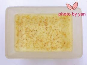 继续倒入160g桂花液，放入冰箱冷藏30分钟。第四、五步重复以上步骤。最后一层倒入椰汁液。