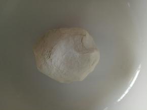 将酵母粉倒入水中融化后和面粉白糖混合揉成团，静置10分钟，让面团充分吸收水份