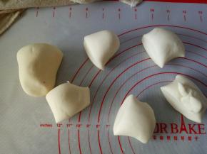 揉好的面团分5个40克的面团出来，剩下的备用