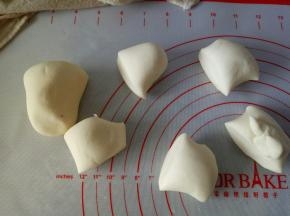 揉好的面团分5个40克的面团出来，剩下的备用