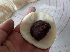依次包入豆沙，也可以包其他的馅或者不包