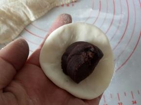 依次包入豆沙，也可以包其他的馅或者不包
