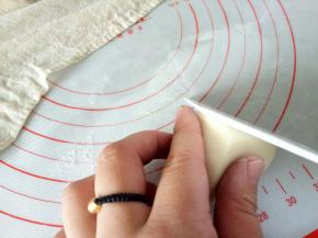 借助刮板将面团整成三角状