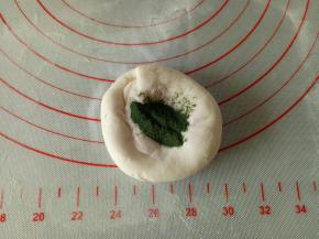 取50克面团揉入菠菜粉