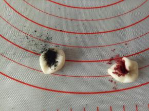 各1克面团揉入红曲粉和竹炭粉