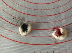 各1克面团揉入红曲粉和竹炭粉